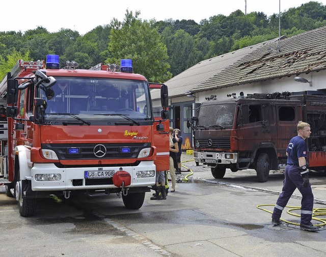 Nicht nur  brandgeschdigte Fahrzeuge  mssen ersetzt werden.   | Foto: Maier