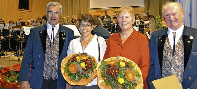 Die groe goldene Ehrennadel des Verba...Waltraud sowie Erika und Dieter Volk.   | Foto: Paul Berger