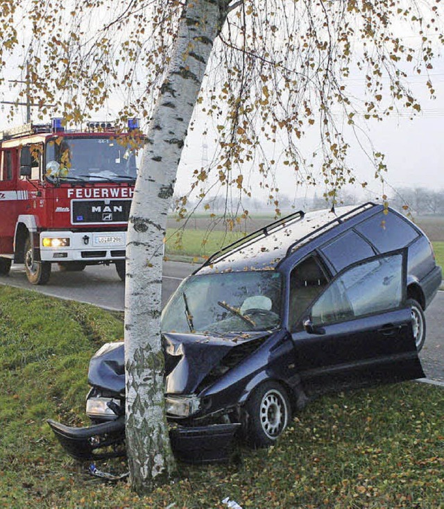 Die Feuerwehr musste dem Fahrer aus dem Wrack helfen.   | Foto: Cremer