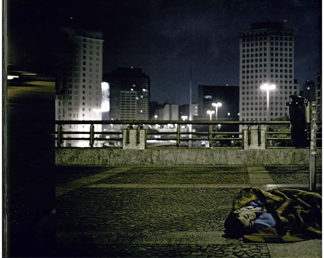 Schmerzhafter Kontrast:  Obdachloser vor der Skyline von  So Paulo   | Foto: Carlos Cazalis