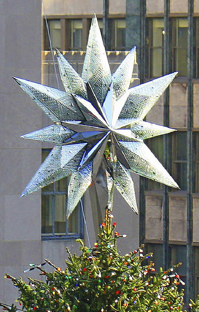 Der Stern ber dem Rockefeller-Christbaum   | Foto: Fotos: dpa