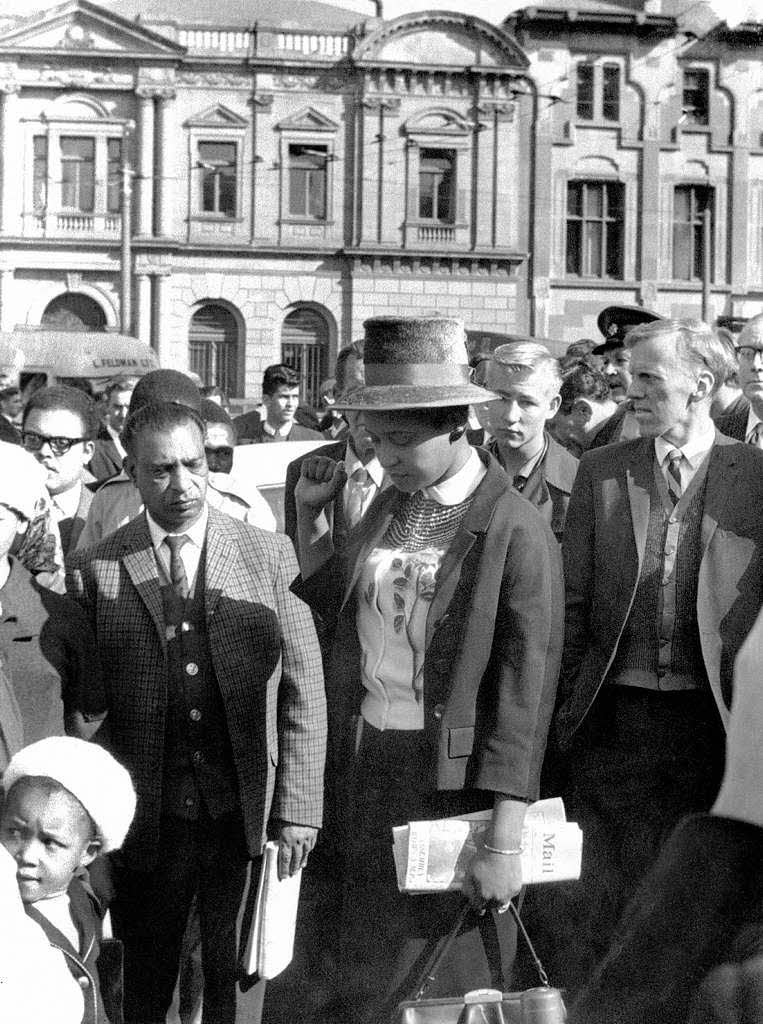 1964: Winnie Mandela (Mitte) verlsst den Justizpalast in Pretoria, nachdem ihr MannNelson Mandela zu lebenslanger Haft verurteilt worden ist. 