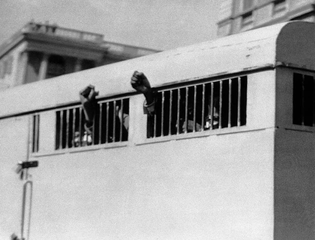1964: Nelson Mandela und sieben weitere, zu Lebenslang verurteilte Mitstreiter werden in einem Transporter ins Gefngnis gebracht.