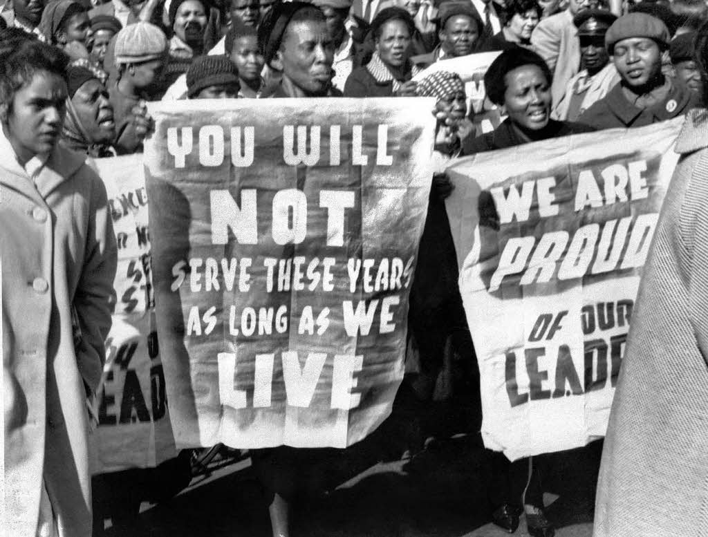 1964: ANC-Anhnger demonstrieren, nachdem Mandela und weitere Mitstreiter zu lebenslanger Haft verurteilt worden waren. 