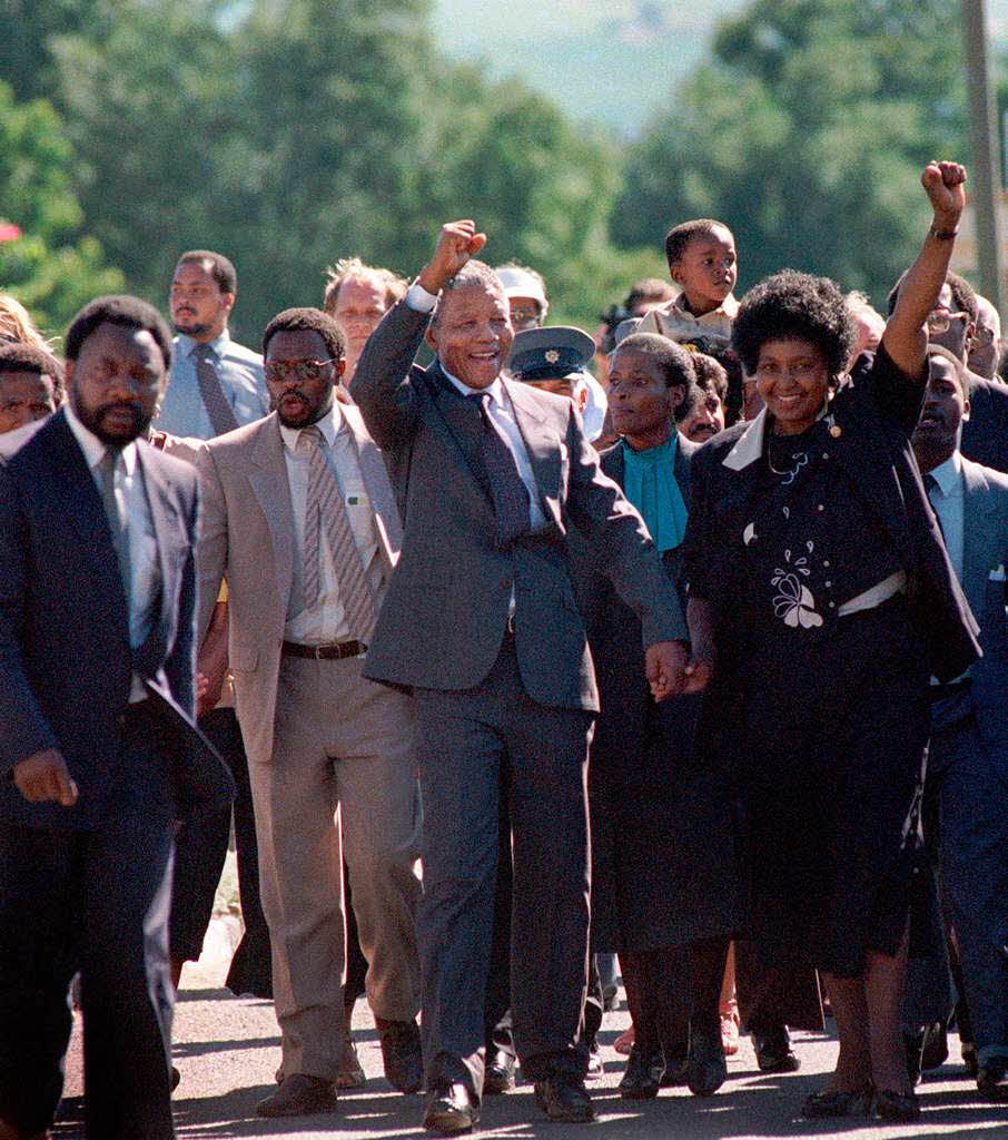 1990: Nelson Mandela mit seiner damaligen Frau Winnie am Tag seiner Haftentlassung.