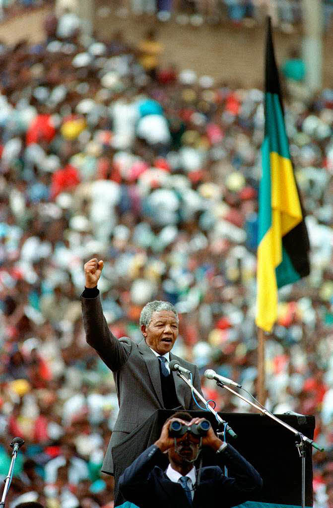 1990: Nelson Mandela spricht vor 100.000 Anhngern in Soweto