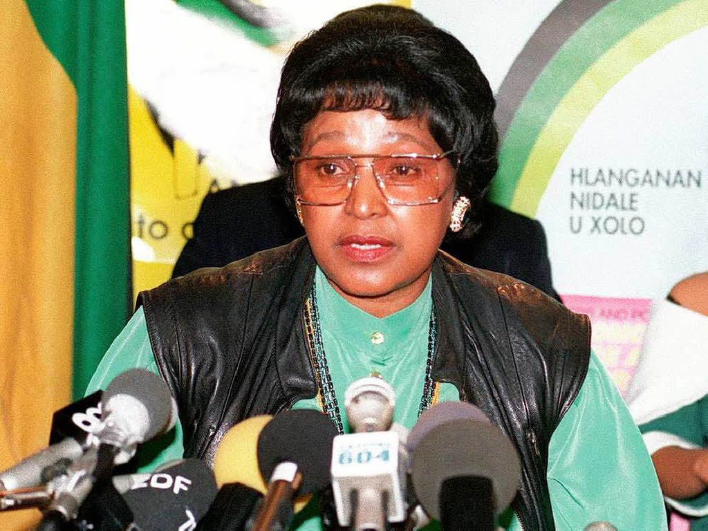 1992: Winnie Mandela (links) gibt die Trennung von Nelson Mandela bekannt. Die beiden lassen sich 1996 scheiden.