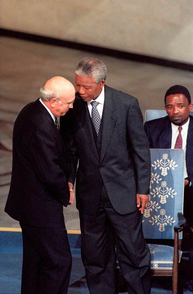 1993:  Nelson Mandela und Frederik De Klerk, letzter Prsident des sdafrikanischen Apartheidsstaats,  erhalten in Oslo den Friedensnobelpreis.