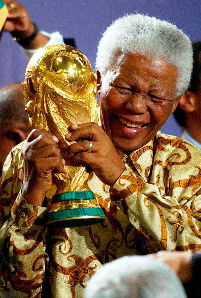 2004:  Nelson Mandela 2004, nachdem bekannt gegeben wurde, dass Sdafrika die Fuball-WM 2010 ausrichten wird.