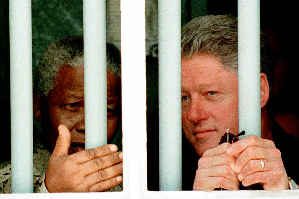 1998: Nelson Mandela und der damalige US-Prsident Bill Clinton in der Zelle auf der Gefngnisinsel Robben Island, wo Mandela 18 seiner 27 Jahre Haft verbracht hat.
