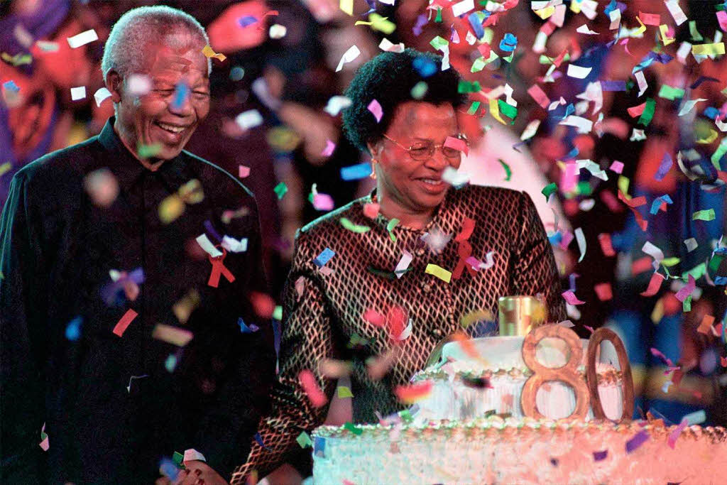 1998: Nelson Mandela feiert seinen 80. Geburtstag, an dem er Graca Machel (rechts) geheiratet hat. Es ist seine dritte Ehe.