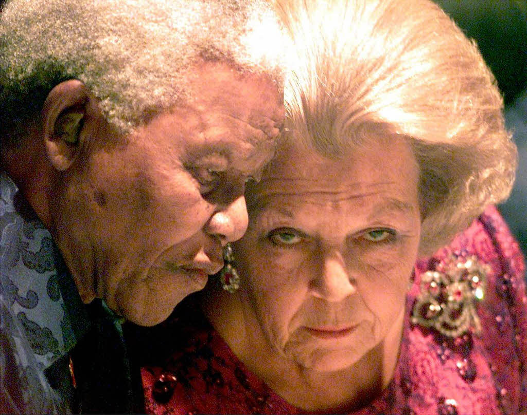 2003: Nelson Mandela feiert seinen 85. Geburtstag. Unter den Gsten: Knigin Beatrix aus den Niederlanden.