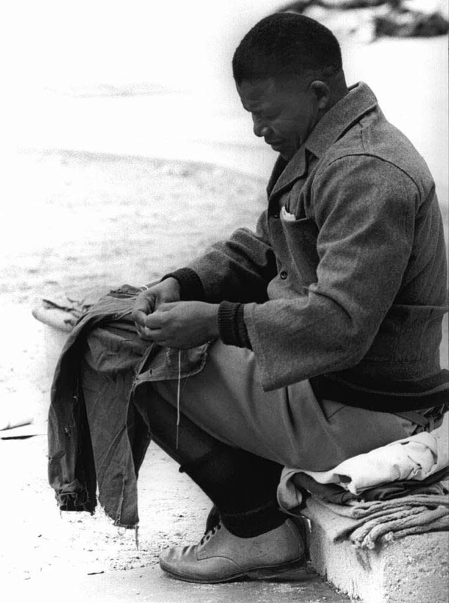 Nelson Mandela, aufgenommen beim Ausbe...l Robben Island (undatierte Aufnahme).  | Foto: dpa