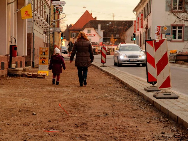 Hauptstraen-Sanierung: Der Verkehr fl...braucht man weiterhin gutes Schuhwerk.  | Foto: Thilo Bergmann