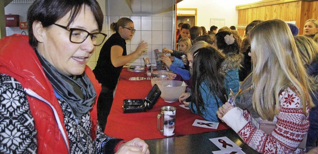 Riesenandrang herrschte bei der Vergab...inten links) ganz schn ins Schwitzen.  | Foto: Roland Gutjahr