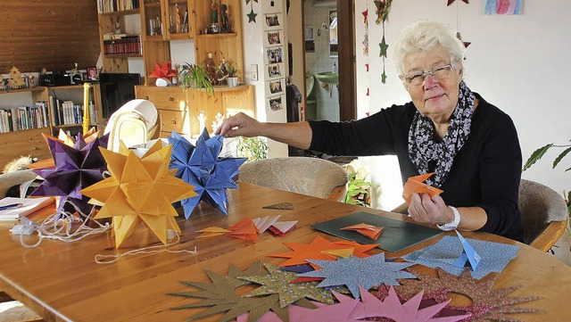 Elsa Abeldt in ihrer Bastelstube in Ringsheim.  | Foto: Erika Sieberts