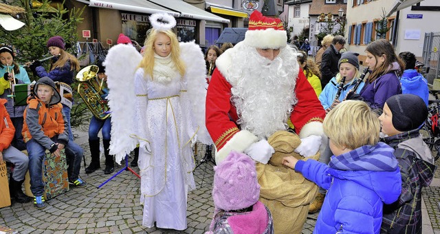 Nikolaus und Weihnachtsengel Vivian verteilen Geschenke.  | Foto: Dieter Erggelet