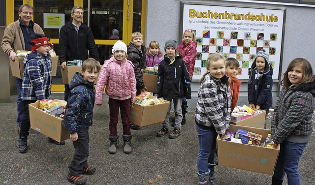 Schler der Buchenbrand-Grundschule Sc...r den Tafelladen  aus dem Schulhaus.   | Foto: Privat