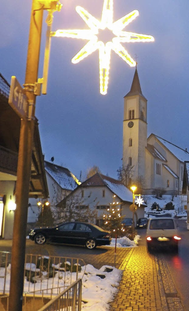 Die neuen Weihnachtssterne in  der Kir...gelsten Rickenbacher Gewerbevereins.   | Foto:  WOLFGANG ADAM