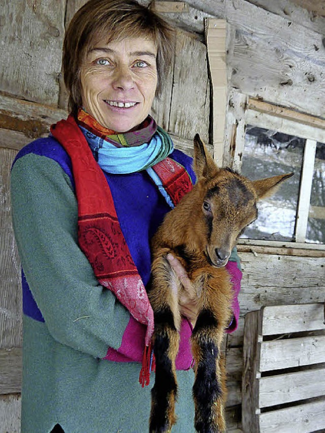 Rita Gering vom Adamshof im Zastlertal mit Ziegennachwuchs.   | Foto: Barbara Riess