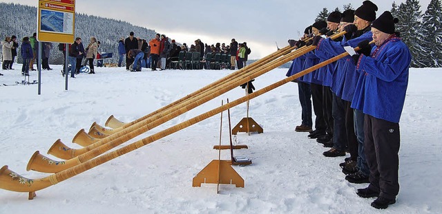 Die Alphornblser Belchenland stimmten...rt auch dieses Jahr musikalisch  ein.   | Foto: Jger