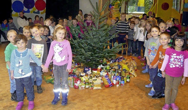 Jungen und Mdchen des Stdtischen Kin...nbergabe fr die Schopfheimer Tafel.   | Foto: Klaus Brust