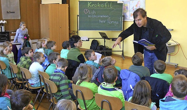 Armin Pongs bei seiner Lesung in der Talschule.   | Foto: Privat