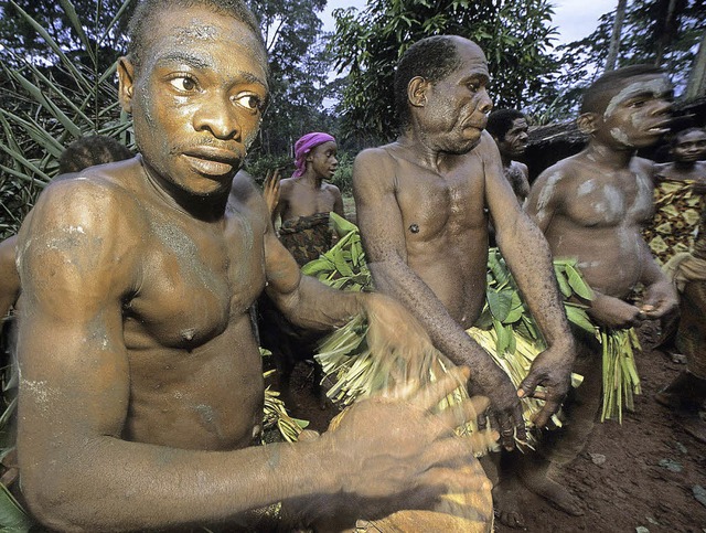Pygmen  bei einem rituellen Tanz  | Foto: dpa