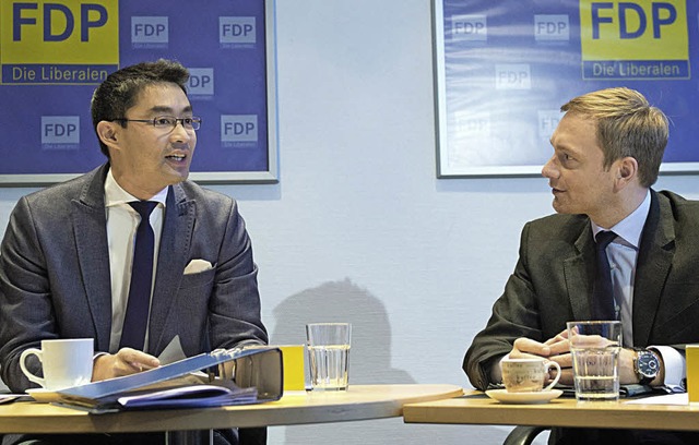 Noch-Vorsitzender Philipp Rsler (link...Christian Lindner sitzt artig daneben.  | Foto: dpa