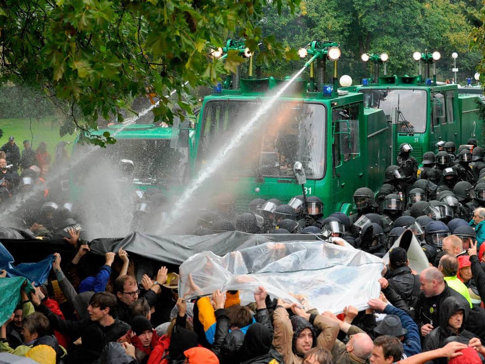 Ein Wasserwerfer wird im Schlossgarten...ttgart gegen Demonstranten eingesetzt.  | Foto: dpa