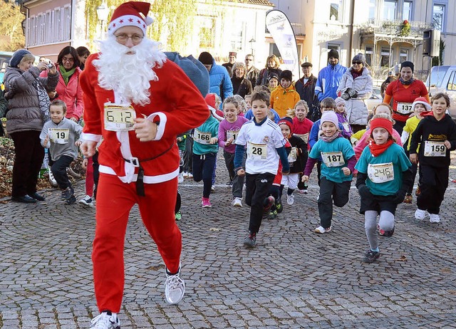 Mit viel Spa jagen die jngsten Sportler den Nikolaus.   | Foto: Sigrid Umiger