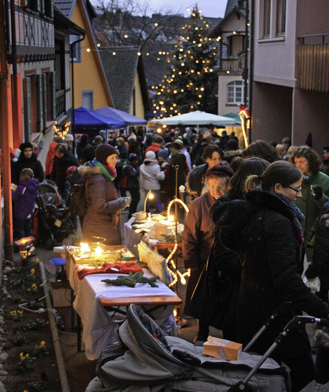 Der kleine Adventsmarkt in Bahlingen l...b es zeitweilig kaum ein Durchkommen.   | Foto: Christiane Franz