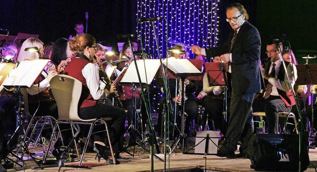 Das Jahreskonzert der Stadtmusik Herbo...als Dirigent in Herbolzheim ttig ist.  | Foto: Ilona Hge