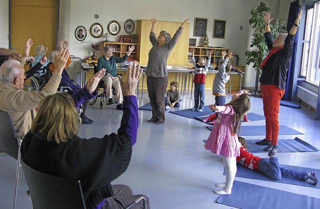 Eine Yogastunde mit Senioren und Kindern in St. Nikolai.   | Foto: zvg