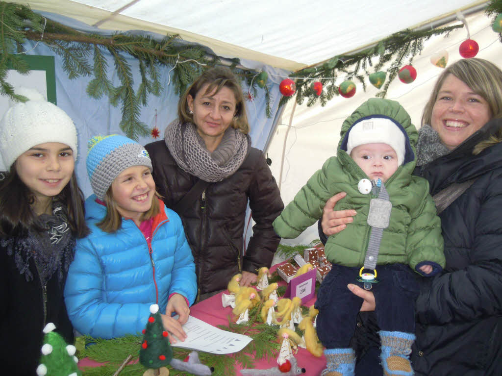 Zahlreich strmten die Besucher auf den Weihnachtsmarkt, bummelten und verweilten bei den Angeboten.<?ZP?>
