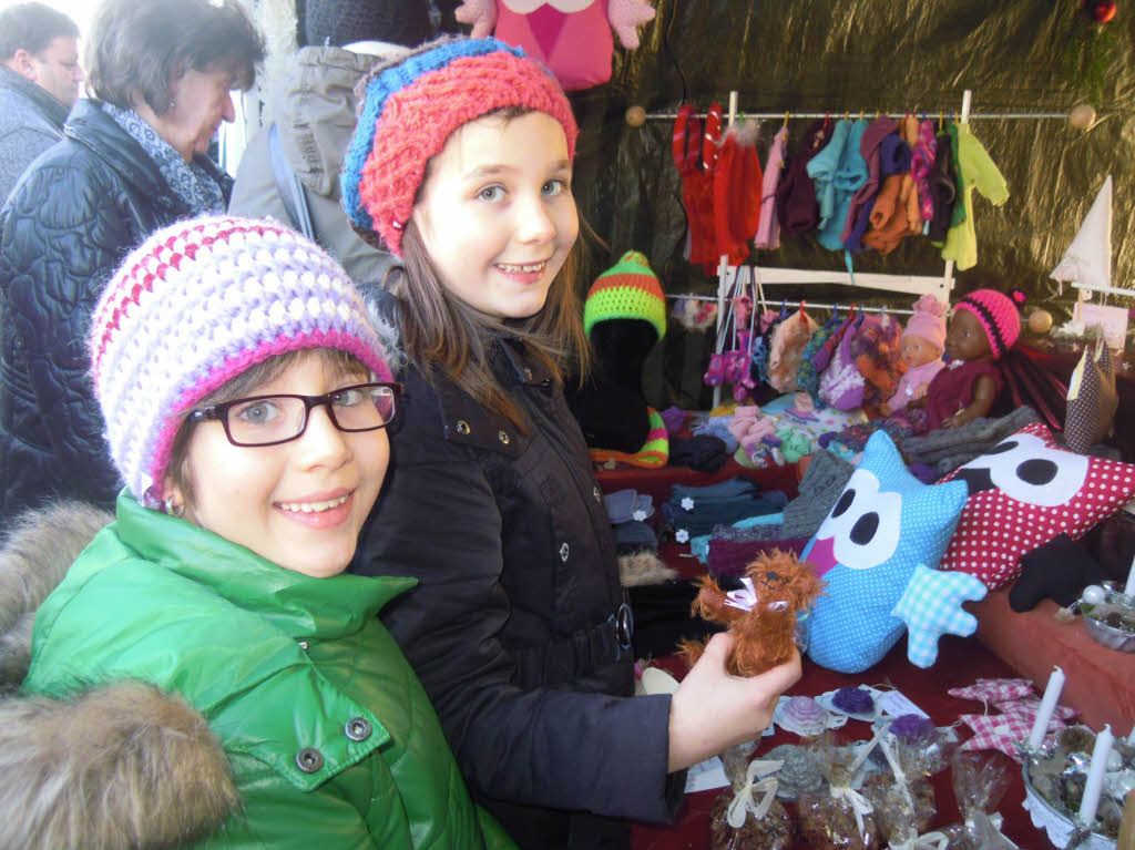 Zahlreich strmten die Besucher auf den Weihnachtsmarkt, bummelten und verweilten bei den Angeboten.<?ZP?>
