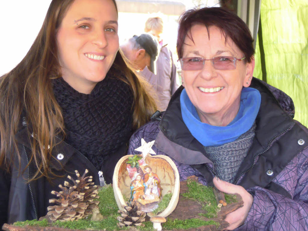 Zahlreich strmten die Besucher auf den Weihnachtsmarkt, bummelten und verweilten bei den Angeboten.<?ZP?>
