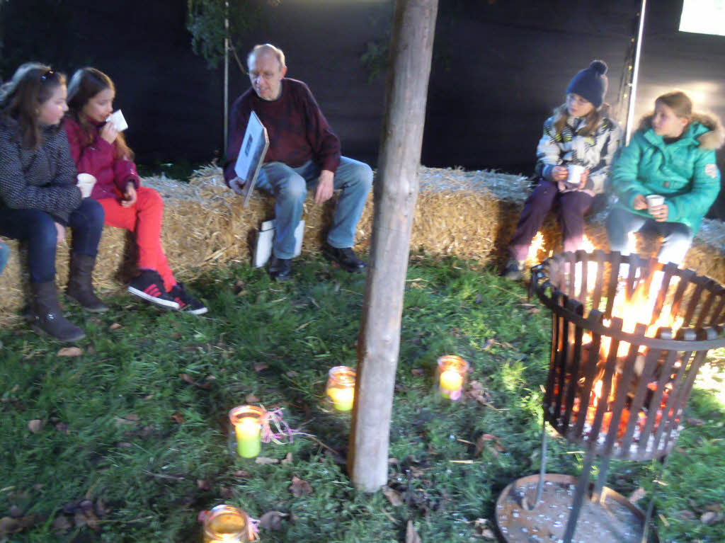 Zahlreich strmten die Besucher auf den Weihnachtsmarkt, bummelten und verweilten bei den Angeboten.<?ZP?>
