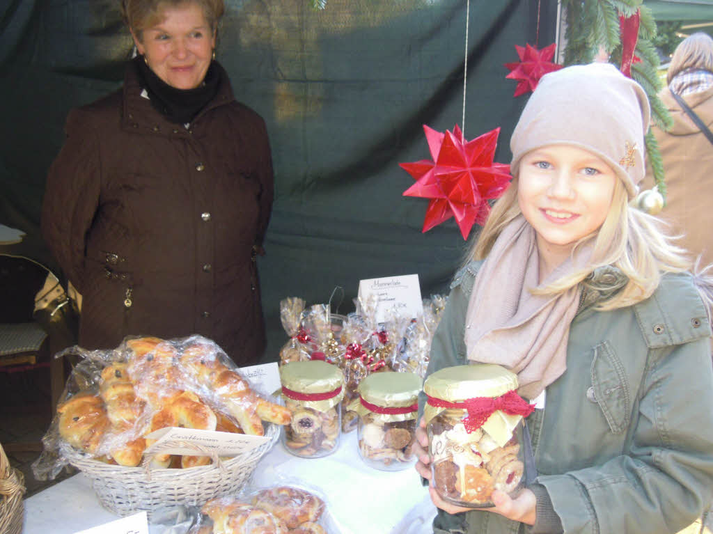 Zahlreich strmten die Besucher auf den Weihnachtsmarkt, bummelten und verweilten bei den Angeboten.<?ZP?>

