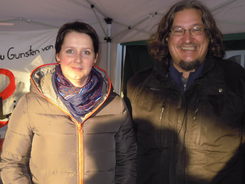 Zahlreich strmten die Besucher auf den Weihnachtsmarkt, bummelten und verweilten bei den Angeboten.<?ZP?>
