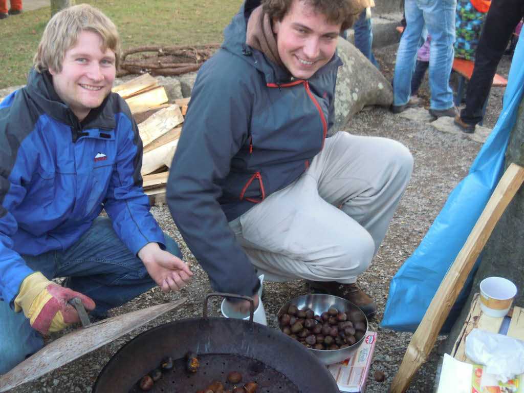 Zahlreich strmten die Besucher auf den Weihnachtsmarkt, bummelten und verweilten bei den Angeboten.<?ZP?>
