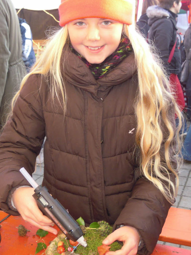 Zahlreich strmten die Besucher auf den Weihnachtsmarkt, bummelten und verweilten bei den Angeboten.<?ZP?>
