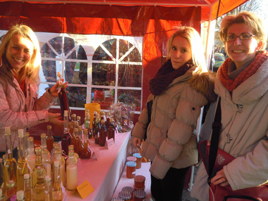 Zahlreich strmten die Besucher auf den Weihnachtsmarkt, bummelten und verweilten bei den Angeboten.<?ZP?>
