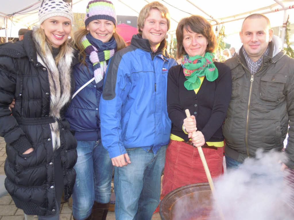 Zahlreich strmten die Besucher auf den Weihnachtsmarkt, bummelten und verweilten bei den Angeboten.<?ZP?>
