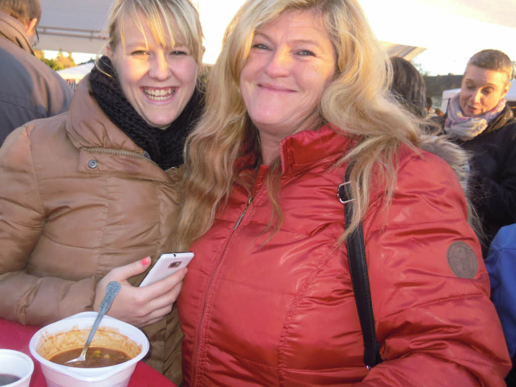 Zahlreich strmten die Besucher auf den Weihnachtsmarkt, bummelten und verweilten bei den Angeboten.<?ZP?>
