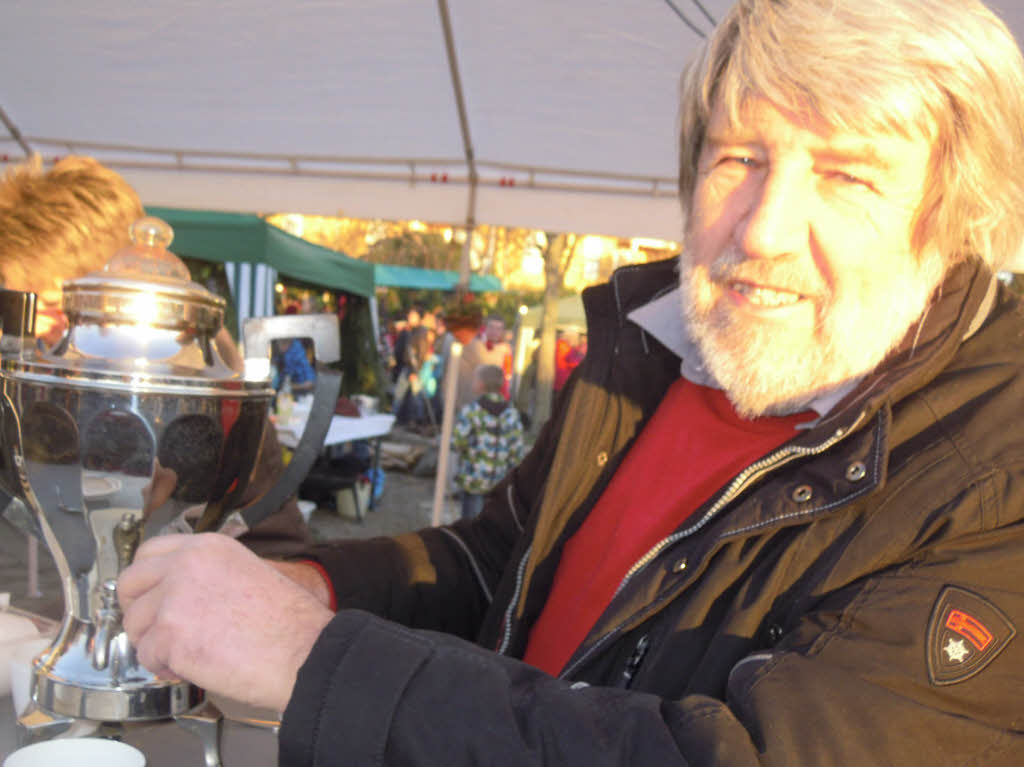 Zahlreich strmten die Besucher auf den Weihnachtsmarkt, bummelten und verweilten bei den Angeboten.<?ZP?>
