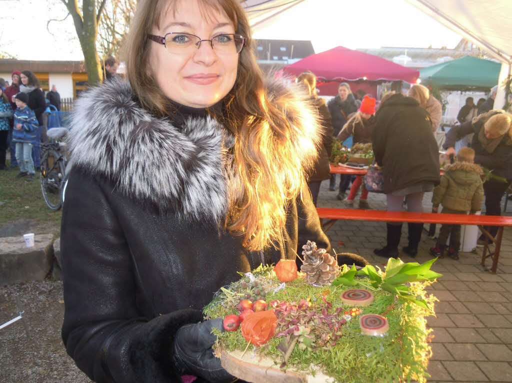 Zahlreich strmten die Besucher auf den Weihnachtsmarkt, bummelten und verweilten bei den Angeboten.<?ZP?>
