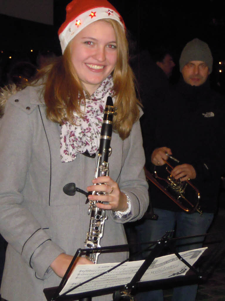 Zahlreich strmten die Besucher auf den Weihnachtsmarkt, bummelten und verweilten bei den Angeboten.<?ZP?>
