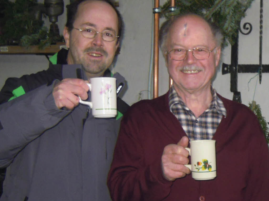 Zahlreich strmten die Besucher auf den Weihnachtsmarkt, bummelten und verweilten bei den Angeboten.<?ZP?>
