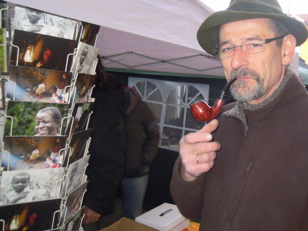 Zahlreich strmten die Besucher auf den Weihnachtsmarkt, bummelten und verweilten bei den Angeboten.<?ZP?>
